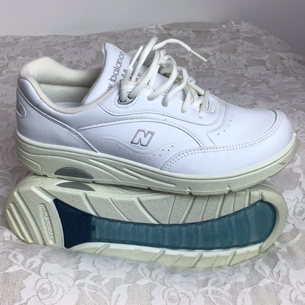 New Balance | White Breast Cancer Awareness Rollbar Sneakers Size 8